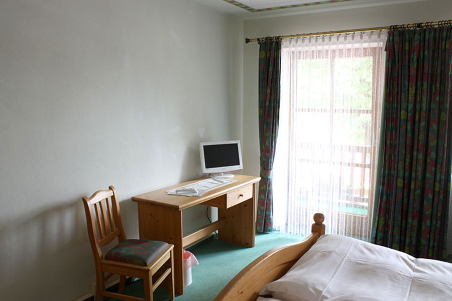 Zimmer mit Ostbalkon - Schreibtisch mit Fernseher